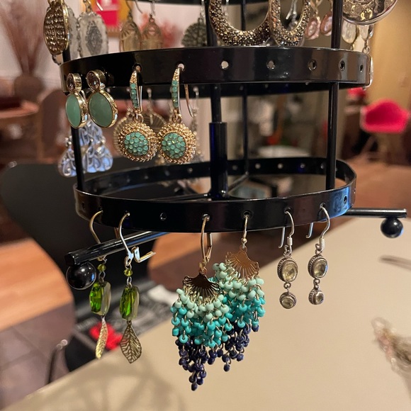 Assorted jewelry both costume both costume and real. - Picture 2 of 16